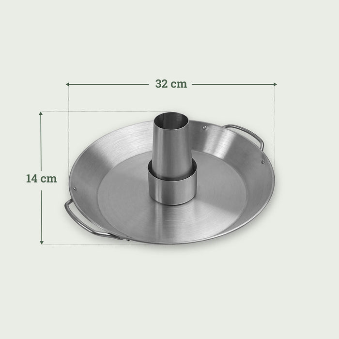Support à poulet en inox mesurant 32 cm de diamètre et 14 cm de hauteur, idéal pour cuire un poulet à la verticale au barbecue Kamado tout en recueillant les jus de cuisson.